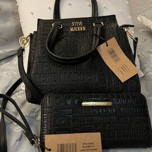 Steve Madden bundle! A cross over bag with a matching wallet!